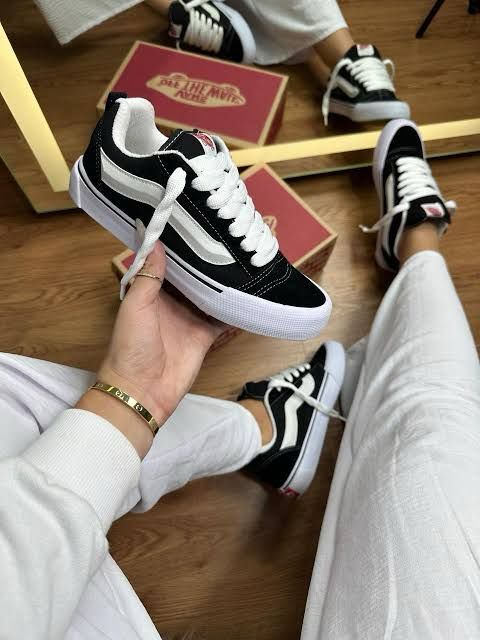 VANS KNU